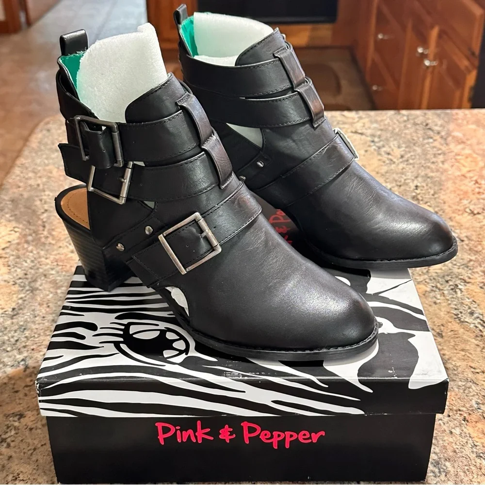 Black Bootie Styled Heel Out Shoes Size 9M - Picture 4 of 13